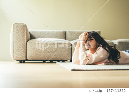 アンニュイ女性 127411232