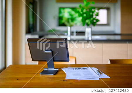 ダイニングにあるタブレットと資料 ダイニングにあるタブレットと資料 127412480