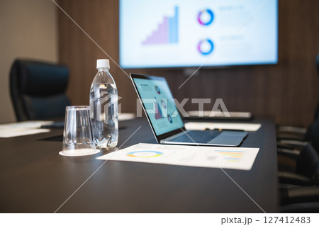 会議室の資料 127412483