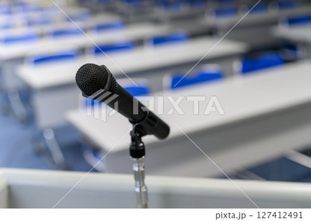 広い会場のマイク 広い会場のマイク 127412491