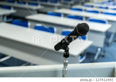 広い会場のマイク 127412493