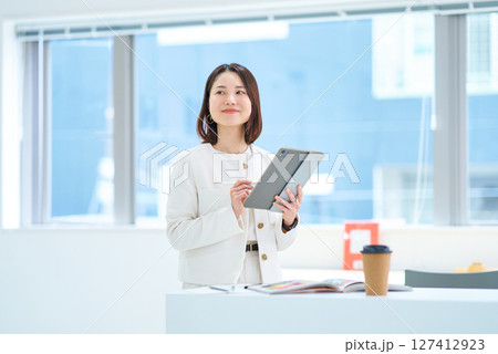タブレットPCを操作する女性 127412923