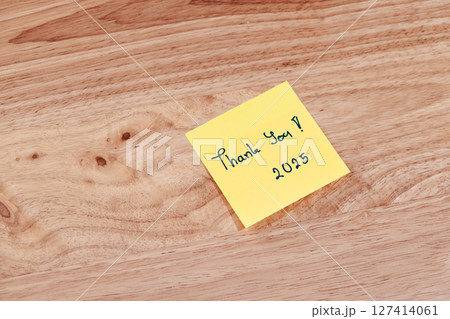 Gratitude note wooden surface simple gesture personal space warm atmosphere close-up appreciation 127414061