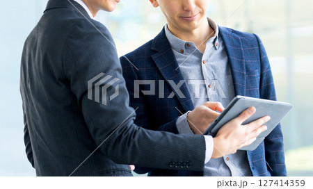 打ち合わせをする2人の日本人男性ビジネスマン 127414359