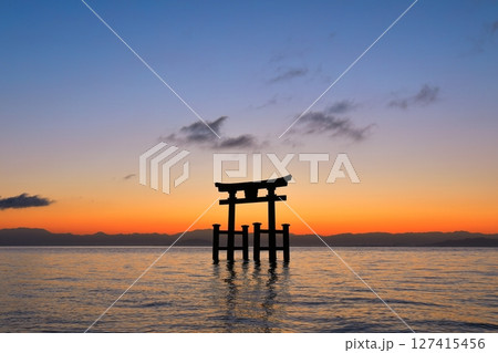 【滋賀県】白鬚神社の湖中大鳥居の夜明け（琵琶湖） 127415456