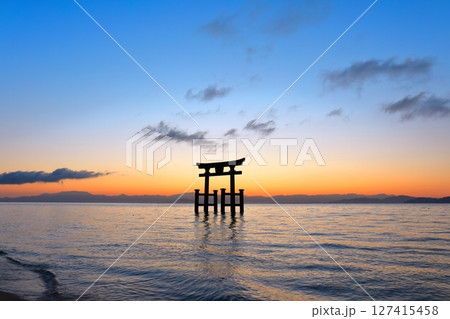 【滋賀県】白鬚神社の湖中大鳥居の夜明け(琵琶湖) 【滋賀県】白鬚神社の湖中大鳥居の夜明け(琵琶湖) 127415458