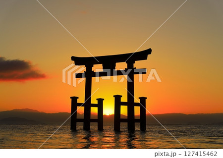 【滋賀県】白鬚神社の湖中大鳥居と日の出（琵琶湖） 127415462
