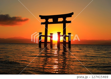 【滋賀県】白鬚神社の湖中大鳥居と日の出（琵琶湖） 127415469