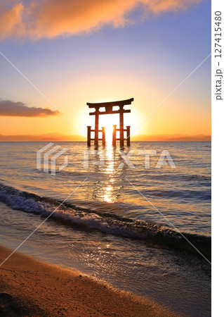 【滋賀県】白鬚神社の湖中大鳥居と日の出(琵琶湖) 【滋賀県】白鬚神社の湖中大鳥居と日の出(琵琶湖) 127415480
