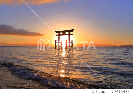 【滋賀県】白鬚神社の湖中大鳥居と日の出（琵琶湖） 127415481