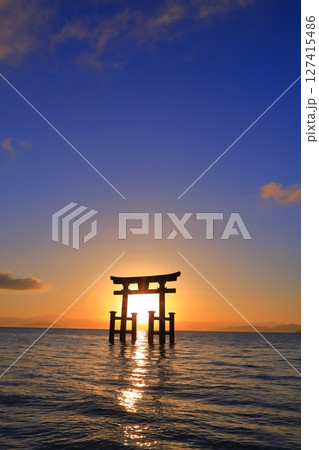 【滋賀県】白鬚神社の湖中大鳥居と日の出（琵琶湖） 127415486