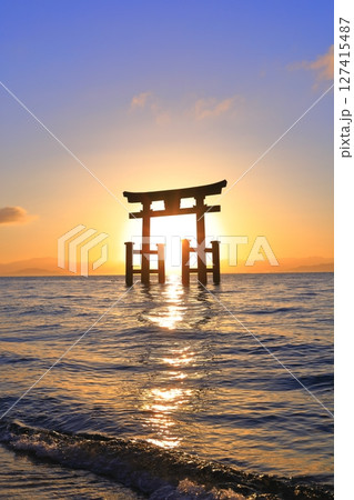 【滋賀県】白鬚神社の湖中大鳥居と日の出(琵琶湖) 【滋賀県】白鬚神社の湖中大鳥居と日の出(琵琶湖) 127415487