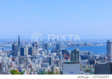 初夏の神戸の都市風景 ポートアイランド方面(兵庫県神戸市中央区) 127416247
