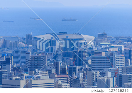 初夏の神戸の都市風景 ノエビアスタジアム神戸方面(兵庫県神戸市兵庫区) 127416253