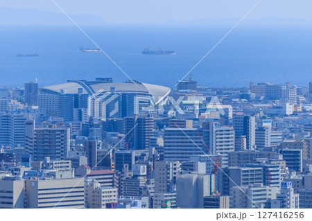 初夏の神戸の都市風景 ノエビアスタジアム神戸方面(兵庫県神戸市兵庫区) 127416256