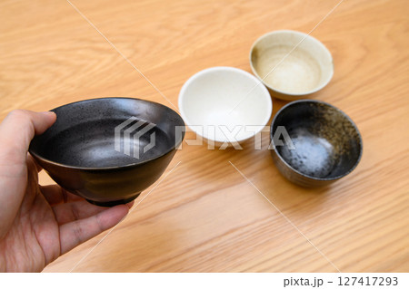 ご飯をよそう茶碗を選ぶ男性の手 食器選び 選び方 ご飯をよそう茶碗を選ぶ男性の手 食器選び 選び方 127417293