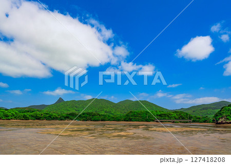 干潮時の石垣島で広がる静かな干潟の風景　澄み切った空 127418208