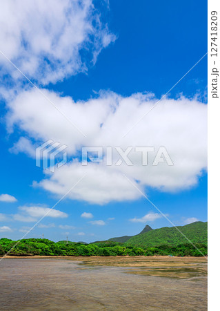 干潮時の石垣島で広がる静かな干潟の風景　澄み切った空 127418209