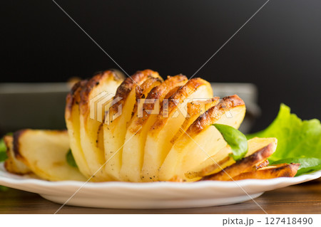 Classic potatoes with lard, baked until golden brown 127418490
