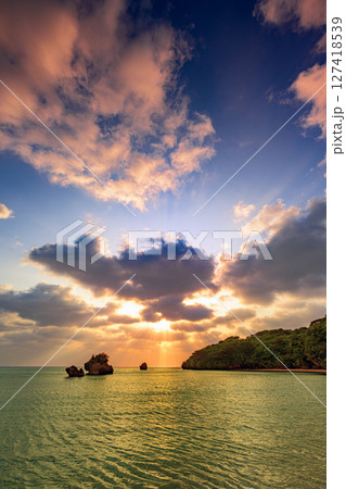 光芒が広がる石垣島の感動的なサンセット 美しい夕焼け 光芒が広がる石垣島の感動的なサンセット 美しい夕焼け 127418539