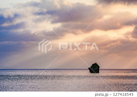 光芒が広がる石垣島の感動的なサンセット　美しい夕焼け 127418545