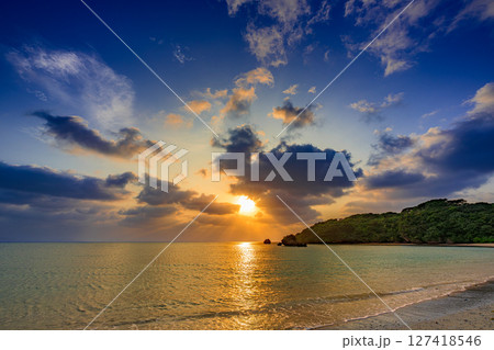穏やかな波に映える石垣島の夕焼け空　ロマンティックで静かな海岸 127418546