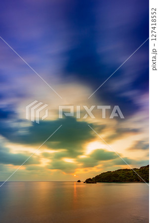 穏やかな波に映える石垣島の夕焼け空　ロマンティックで静かな海岸 127418552