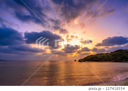 穏やかな波に映える石垣島の夕焼け空　ロマンティックで静かな海岸 127418554