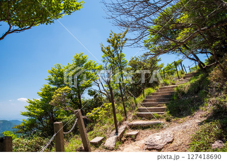 御在所岳 山上公園内の遊歩道 127418690