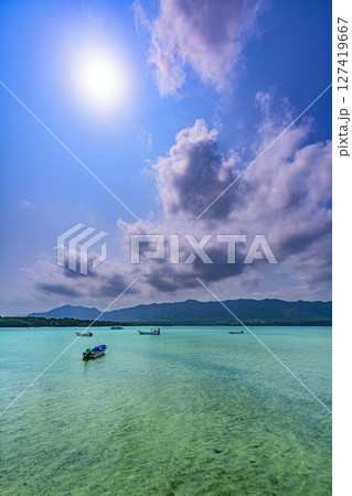 エメラルドグリーンの海が広がる川平湾の景色 127419667