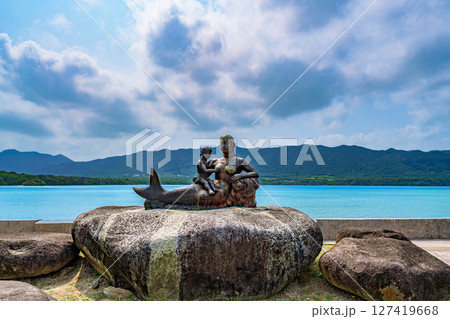 川平湾の海を見つめる人魚親子のブロンズ像 127419668