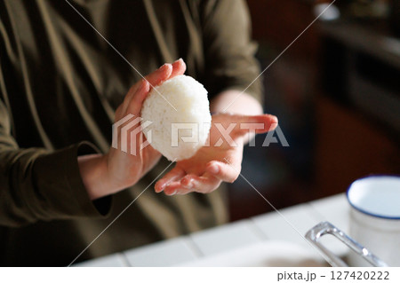 おにぎりを握る手 127420222