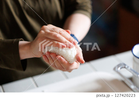 おにぎりを握る手 おにぎりを握る手 127420223