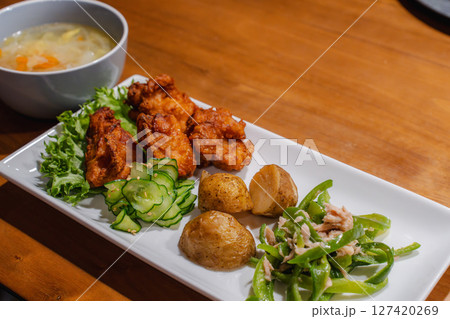 唐揚げと副菜の家庭の夕食|彩り豊かな手作りごはん 唐揚げと副菜の家庭の夕食|彩り豊かな手作りごはん 127420269