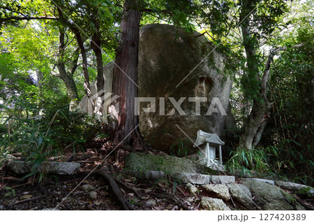 ロマンチック茨城（神の使いダイダラ坊が神宿る岩を落した時に岩に手跡がついた。）桜川市高峰山・巨人伝説 127420389