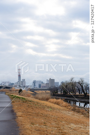 冬の朝の水戸の都市と桜川 127420417