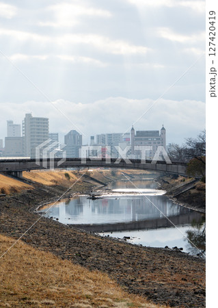 冬の朝の水戸の都市と桜川 冬の朝の水戸の都市と桜川 127420419