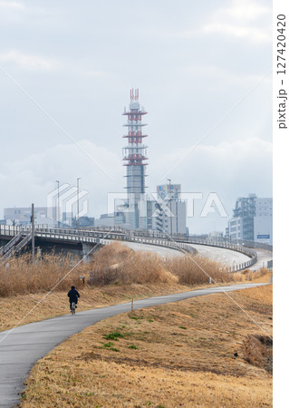 冬の朝の水戸の都市と桜川河川敷 冬の朝の水戸の都市と桜川河川敷 127420420