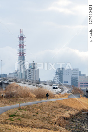 冬の朝の水戸の都市と桜川河川敷 冬の朝の水戸の都市と桜川河川敷 127420421