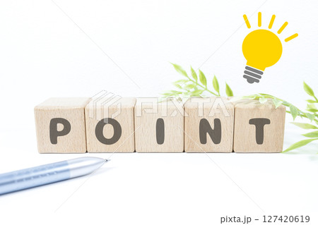 POINTと書かれた木のブロック　光る電球 127420619