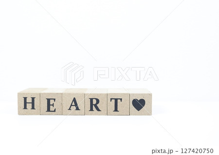 英単語HEARTとハートマークは書かれた木のブロック 英単語HEARTとハートマークは書かれた木のブロック 127420750