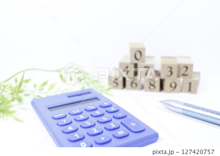 電卓と数字のブロック　コピースペース　白背景 127420757