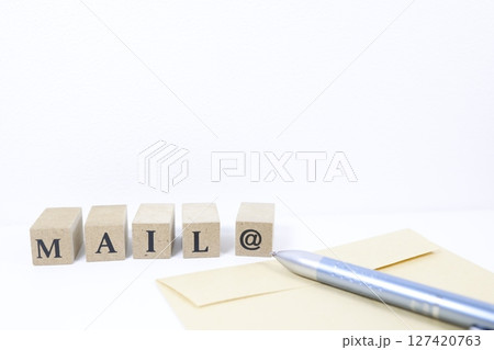 MAIL＠と書かれた木のブロック　茶封筒　白背景 127420763