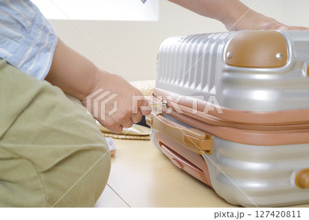 旅行バッグを持つシニア女性の手元 127420811