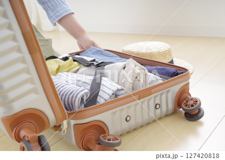 シニア女性の旅支度と荷造り風景 シニア女性の旅支度と荷造り風景 127420818