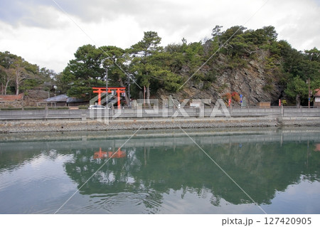 和歌山県の海景色　三断橋と観海閣 127420905