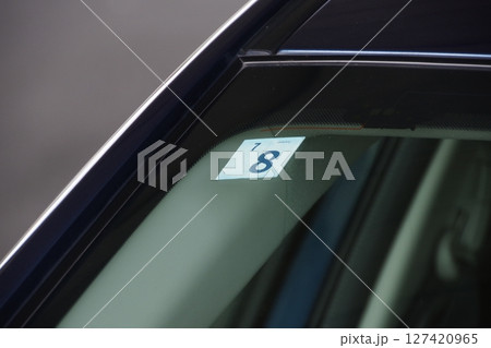 フロントガラスに貼られた車検標章 令和表記 フロントガラスに貼られた車検標章 令和表記 127420965