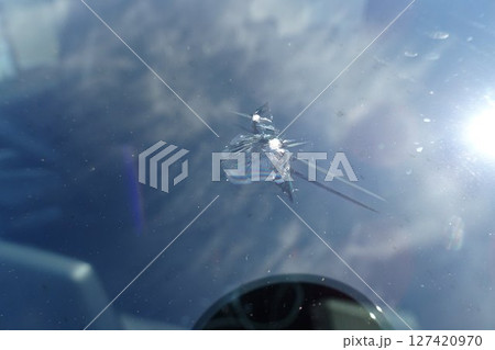 自動車のフロントガラスの飛び石による傷 自動車のフロントガラスの飛び石による傷 127420970