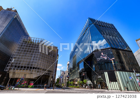 東京　中央区 銀座 数寄屋橋 交差点付近の都市風景　Ginza Sony Parkと東急プラザ銀座 127421038