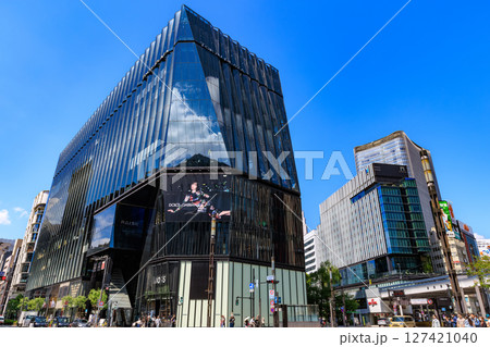 東京　中央区 銀座 数寄屋橋 交差点付近の都市風景　東急プラザ銀座 127421040
